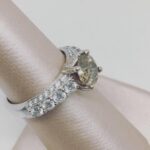ANILLO DE DIAMANTE BROWN O CAFE EN ORO BLANCO DE 18K - Imagen 3