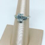 ANILLO DE DIAMANTE CUADRADO EN ORO BLANCO DE 18K - Imagen 2